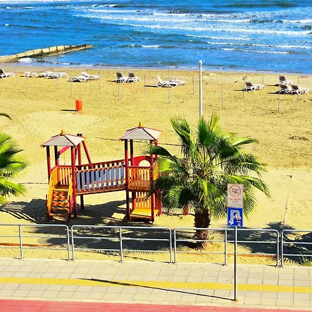 Apartmán Breathtaking Beachfront In Makenzy *