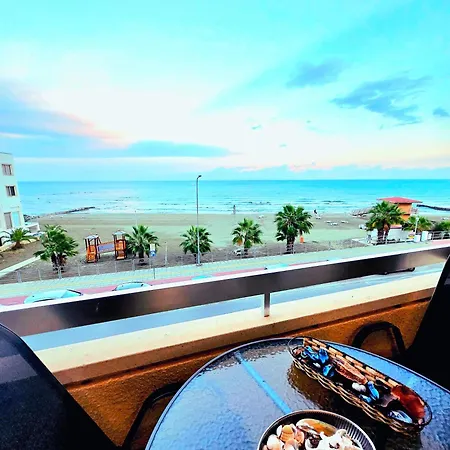Lejlighed Breathtaking Beachfront In Makenzy Larnaca